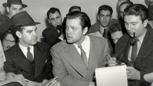 Orson Welles beteuert 1938 gegenüber Reportern, er habe keine Panik auslösen wollen – und suggeriert so, es habe Panik gegeben. Foto: AP