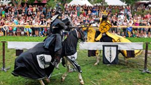 Hoch zu Ross: Der Auftritt der Ritter von der „Schwarzen Lanze“ ist ein beliebter Programmpunkt beim Mittelalterspektakel. Foto: factum//Simon Granville