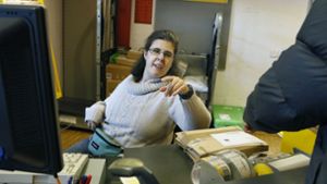 „Voll cool“, sagt Martha Neuffer über ihren Job im Tübinger Postpoint. Sie ist halbseitig gelähmt und muss mit der linken Hand alle Arbeiten erledigen. Foto: Horst Haas