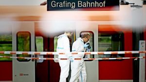 Zwei Forensiker der Polizei sichern Spuren am Bahnhof von Grafing. Foto: Getty