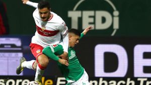 Bissiger Zweikampf: VfB-Verteidiger Ozan Kabak (li.) attackiert Werder-Stürmer  Milot Rashica Foto: Bongarts