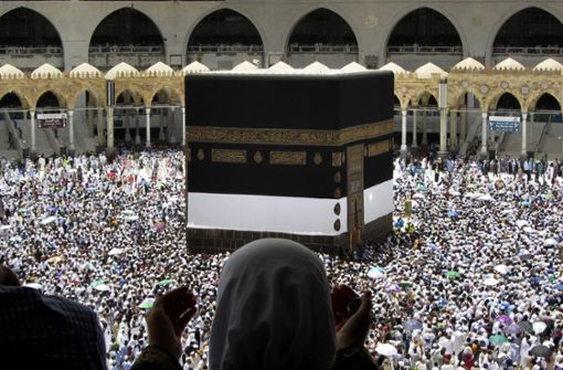 Über zwei Millionen Muslime nehmen an der Pilgerfahrt in Mekka teil. Foto: Amr Nabil/AP/dpa