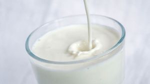 In den USA sollte derzeit lediglich pasteurisierte Milch konsumiert werden. Foto: Sina Schuldt/dpa