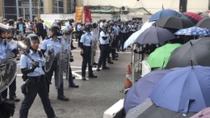 Hunderte von Demonstranten umzingelten den Regierungssitz in Hongkong, während sich die Regierung darauf vorbereitete, die Debatte über ein höchst umstrittenes Auslieferungsgesetz zu eröffnen. Schließlich wurde die Lesung verschoben. Foto: dpa