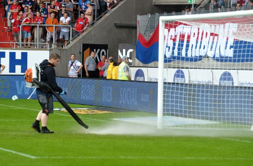 In Heidenheim sorgte ein Unwetter dafür, dass das Spiel gegen Aue nicht mehr fortgesetzt werden konnte. Foto: dpa