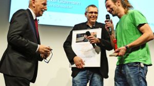 Markus Vordermeier (r.) und Axel Glühmann vom Immanuel-Grözinger-Haus haben die Auszeichnung von Wieland Backes (l.) entgegengenommen. Foto: Bürgerstiftung/Robert Thiele (z)