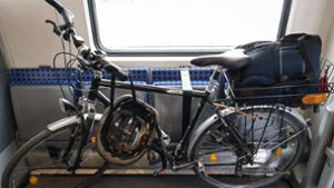In S-Bahnen und Zügen des Nahverkehrs genügt für die Mitnahme eines Fahrrads nicht immer das 9-Euro-Ticket (Symbolbild). Foto: imago images/Lichtgut/Max Kovalenko