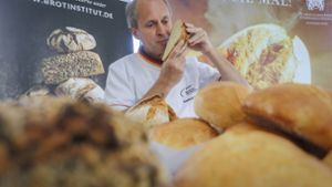 Manfred Stiefel übernimmt für das Deutsche Brotinstitut die Prüfung der Backwaren von Bäckereien aus dem Kreis Böblingen. Foto: factum/Granville