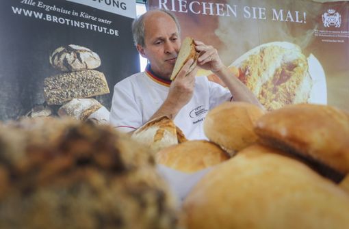 Manfred Stiefel übernimmt für das Deutsche Brotinstitut die Prüfung der Backwaren von Bäckereien aus dem Kreis Böblingen. Foto: factum/Granville