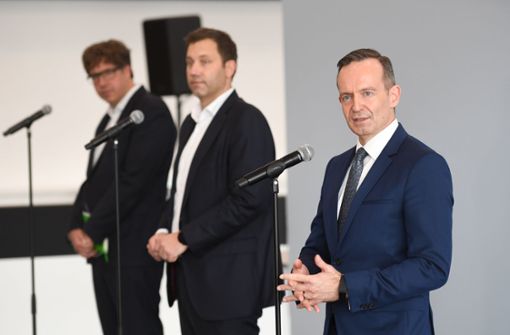 Zügige Verhandlungen statt Endlos-Schleifen kündigten die Generalsekretäre der Ampel-Koalitionäre, Michael Kellner (Grüne) , Lars Klingbeil (SPD) und Volker Wissing (FDP),  an. Foto: dpa/Christophe Gateau