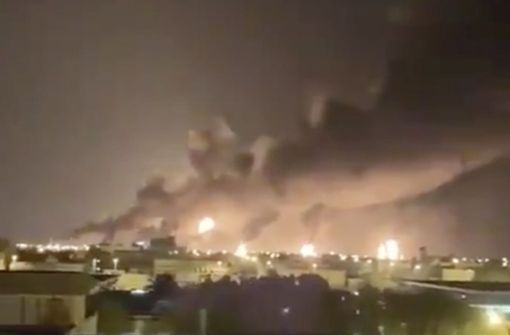 Drohnenangriffe haben  die größte Ölraffinerie in Saudi-Arabien getroffen und Brände ausgelöst. Foto: AP