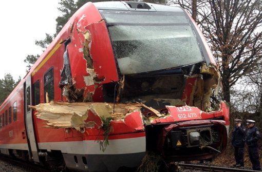 Der Stamm eines Baumes steckt an der Bahnstrecke bei Pegnitz (Bayern) in einem zerstörten Triebwagen des Regionalexpresses Bayreuth-Nürnberg. Der Zug war in einen Baum gefahren, der zuvor durch Windböen des Sturmtiefs Niklas umgeworfen worden war.  Foto: Nordbayerischer Kurier/dpa