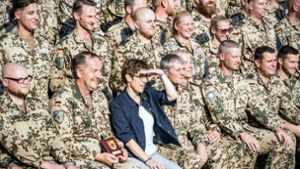 Gruppenbild mit Ministerin in Erbil: Annegret Kramp-Karrenbauer will erreichen, dass die deutschen Soldaten länger im Irak bleiben als bisher vorgesehen. Foto: dpa