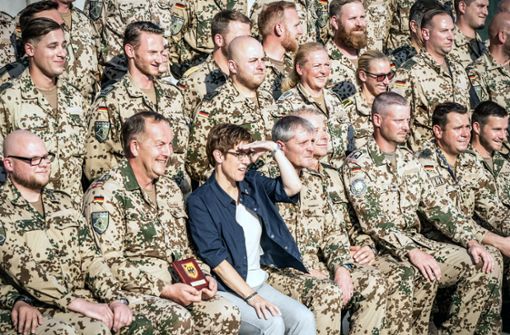 Gruppenbild mit Ministerin in Erbil: Annegret Kramp-Karrenbauer will erreichen, dass die deutschen Soldaten länger im Irak bleiben als bisher vorgesehen. Foto: dpa