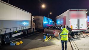 Die Insassen dieses Mercedes sind bei dem Unfall ums Leben gekommen. Foto: 7aktuell.de/Alexander Hald