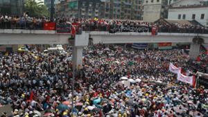 Im Rahmen eines Generalstreiks gingen Zehntausende Menschen auf die Straßen. Foto: dpa/Uncredited