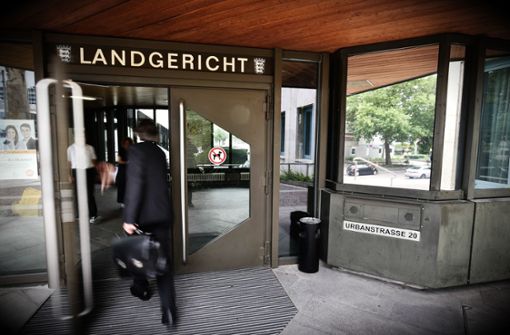 Vor dem Landgericht Stuttgart muss sich ein Mann wegen eines Angriffs auf eine Erntehelferin verantworten. Foto: Weingand / STZN