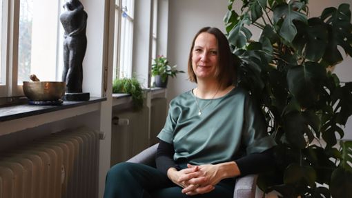 Daria Oniér in ihrer Praxis im Stuttgarter Osten – sie hat schon in ihrer Zeit als Sexarbeiterin Menschen therapeutisch begleitet. Foto: Lichtgut/Zophia Ewska