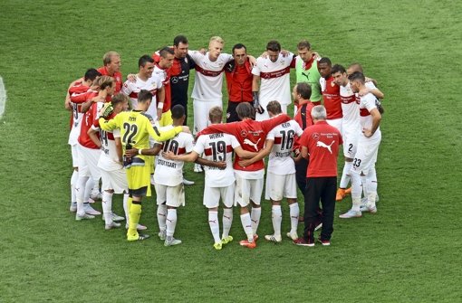 VfB-Trainer Alexander Zorniger lässt als teambildende Maßnahme regelmäßig einen Kreis bilden Foto: Baumann
