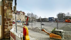 Noch ist am Wilhelmsplatz  eine riesige Grube.  Allerdings muss man sich heute schon Gedanken machen, was mit der Brachfläche bis zur Neubebauung passieren soll. Foto: Uli Nagel