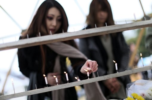 Kerzen zum Gedenken an die rund 18.000 Toten der Katastrophe von 2011: Japan ist nach den Geschehnissen noch immer traumatisiert. Foto: AP