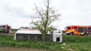 Die Rettungskräfte haben die Unfallstelle an der Bundesstraße gesichert. Foto: Andreas Rosar/ Fotoagentur-Stuttgart