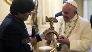 Da verschlägt es selbst dem stets spontanen Franziskus die Sprache, als ihm Boliviens Präsident Evo  Morales dieses ungewöhnliche Kreuz überreicht. Foto:  