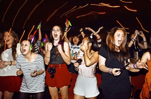 Fast wie in den 90ern: Heutzutage flippen weibliche Teenager bei Konzerten von One Direction völlig aus Foto: Getty, Sony
