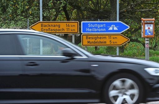 Die Aufstufung des sogenannten Autobahnzubringers zur Bundesstraße sollte 2019 erfolgen. Doch die Umsetzung lässt auf sich warten. Foto: Archiv (Werner Kuhnle)