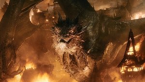 Während der Drache Smaug die Seestadt Esgaroth verwüstet, bedrohen längst weit zerstörerischere Kräfte Mittelerde in „Der Hobbit 3 – Die Schlacht der fünf Heere“ Foto: Warner Bros.