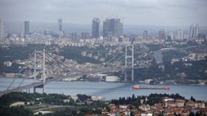 Die Türkei sperrt den Bosporus für Kriegsschiffe. Foto: AP/Emrah Gurel