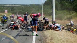 Brutale Szenen: Ein Massensturz bei der Tour de France Foto: Getty