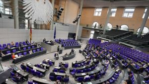 Die normalerweise gültige Regelung, wonach Abgeordnete sechs unangemeldete Besucher mit in den Bundestag nehmen können, wurde für den Mittwoch aus Sicherheitsgründen ausgesetzt. Foto: dpa/Michael Kappeler