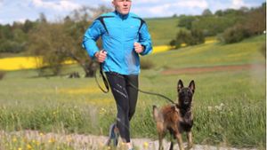 Steffen Guthier mit seinem Belgischen Schäferhund auf einer seiner Trainingsrunden Foto: Baumann