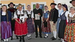 Fesch und traditionsreich: Innenminister Thomas  Strobl  (Mitte) umrahmt von Egerländer Trachtenträgern beim Deutschen Trachtentag in Wendlingen. Foto:  