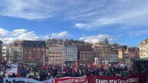 Mehrere tausend Menschen versammelten sich in Stuttgart, um gegen Rechtsextremismus zu demonstrieren. Foto: StZN