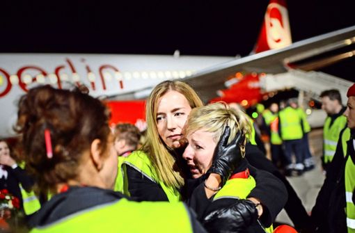 Trösten und Tränen trocknen nach dem Abschiedsflug: Air-Berlin-Mitarbeiterinnen halten sich am 27. Oktober 2017 am Flughafen Berlin-Tegel nach der Landung der Maschine aus München in den Armen. Foto: dpa