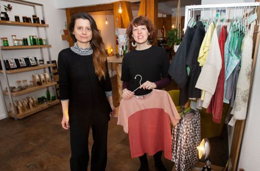 Larissa Banse (li.) und Anika Roll sind selbst Designerinnen. Foto: Ines Rudel