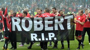 2010 gedenken die Spieler von Hannover 96 Robert Enke. Jetzt jährt sich der  Todestag des Torhüters zum zehnten Mal. Foto: dpa/Franz-Peter Tschauner