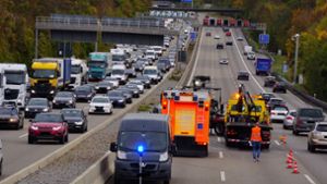 Ein Peugeot-Transporter hat am Mittwoch hinter dem Kreuz Stuttgart seine Ladung verloren. Foto: Andreas Rosar Fotoagentur-Stuttgart
