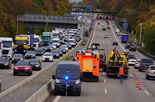 Ein Peugeot-Transporter hat am Mittwoch hinter dem Kreuz Stuttgart seine Ladung verloren. Foto: Andreas Rosar Fotoagentur-Stuttgart