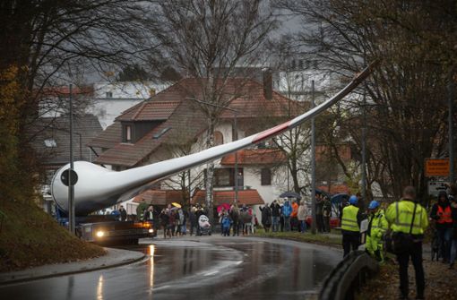Die Transporte der Rotorblätter per Selbstfahrer durch Schorndorf haben im November 2017 viele Schaulustige angezogen. Foto:  