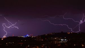 Blitze in der Nacht zum Sonntag über Stuttgart. Foto: Andreas Rosar Fotoagentur-Stuttg