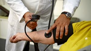 Der Blutdruck steigt, wenn man an die drohende Unterversorgung mit Hausärzten denkt. Foto: dpa/Bernd Weißbrod