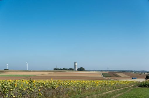 Die Jettinger Windräder beim Wasserturm sollen Geschwister bekommen: Fünf weitere Windkraft-Anlagen sind geplant. Foto:  
