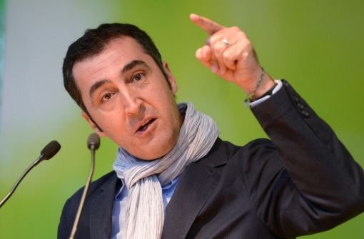 Grünen-Chef Cem Özdemir macht sich so seine Gedanken zum Rückzug von Klaus Wowereit. Foto: dpa