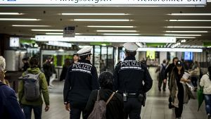 Polizeistreifen sind in der Klett-Passage beim Hauptbahnhof verstärkt unterwegs. Dafür bleibt der Polizeiposten in der Passage nachts dauerhaft geschlossen. Foto: Lichtgut/Max Kovalenko