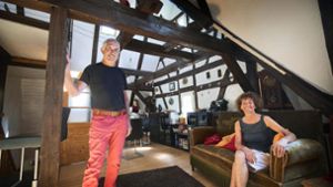 Gudrun und Klaus Riedele in ihrem Wohnzimmer mit der  imposanten Balkenkonstruktion des Fachwerkhauses. Foto: Gottfried Stoppel