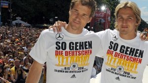 Nach René Adlers (rechts) Absage: Träumt Jens Lehmann heimlich von einer Rückkehr ins DFB-Tor? Foto: dpa