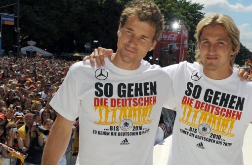 Nach René Adlers (rechts) Absage: Träumt Jens Lehmann heimlich von einer Rückkehr ins DFB-Tor? Foto: dpa